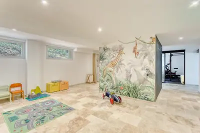 a living room with a large mural of a giraffe at Le mas sous les étoiles in Joucas
