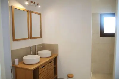 a bathroom with two sinks and a shower at Mas en campagne in Mallemort