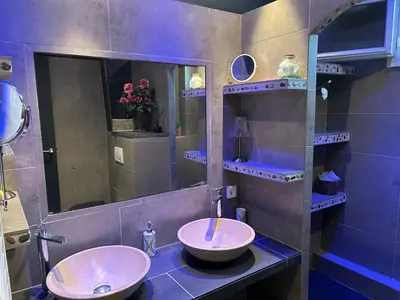 a bathroom with two sinks and a mirror at Nid d'Ange en Provence in Cavaillon
