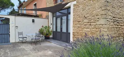 a patio with a table and chairs in front of a building at Loft en duplex au Mas de la Restanque in Monteux