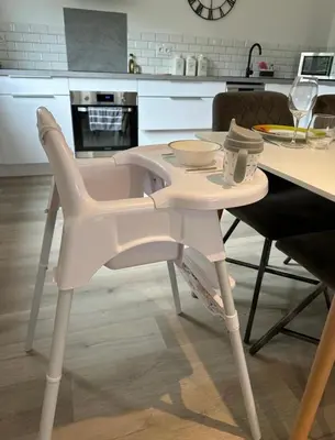 a white table and chair in a kitchen at L’Amistouso in Vedène