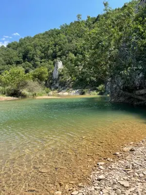 a body of water with a rocky shoreline at Histoire de cru in Saignon