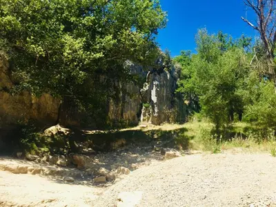 a dirt road with trees on the side of a mountain at Histoire de cru in Saignon