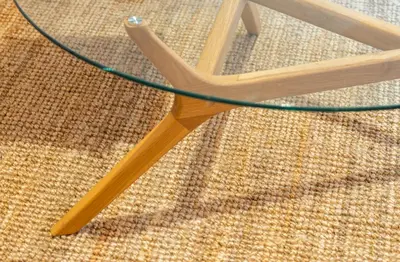 a green rope tied to a wooden table at l'Instant Parfait in Aix-en-Provence