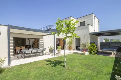 a house with a yard with a patio and a dining room at Maison des Fleurs in Vedène