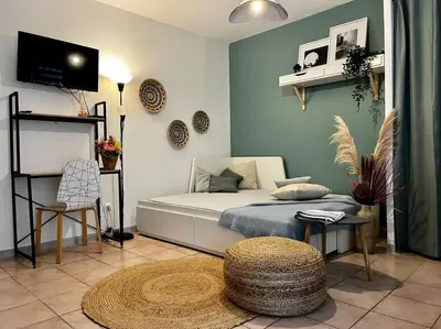 a room with a closet with a desk and a plant at Aix-en-Provence, Cosy Studio proche toutes commodités et axes routiers, linges fournis in Aix-en-Provence