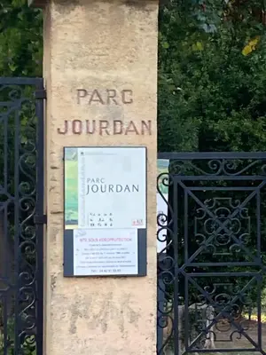 a sign for the gate to the park jürgian at TILIA JOURDAN-Studio Cosy Aix Centre-Cours MIRABEAU-PARKING-WIFI-SMART TV-RUE CALME in Aix-en-Provence