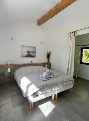 a bedroom with a bed in a room at Gîte Nature en Luberon in Céreste