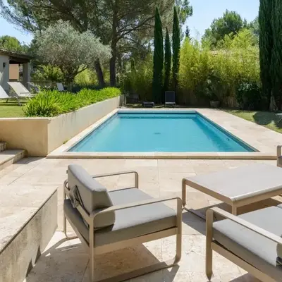 Bastide Blanche Villa with swimming pool and pétanque court in Lourmarin