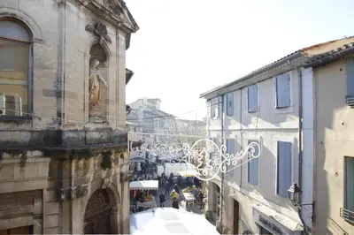 a group of people walking down a city street at Gîte les iris in LʼIsle-sur-la-Sorgue