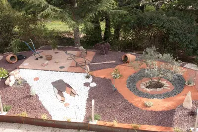 a garden with a fire pit in the middle at Lou Cigalon in Cabrières-dʼAvignon