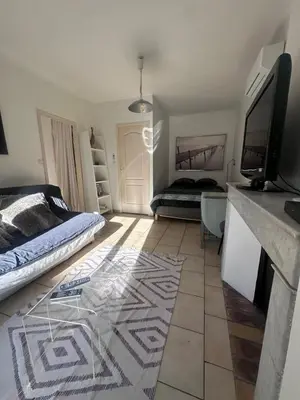 a bedroom with a bed and a tv on a counter at Charmant studio centre historique stationnement à proximité in Aix-en-Provence