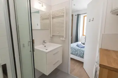 a small bathroom with a sink and a bed at L'Isle en Blanc - 4 couchages - Hypercentre - Clim - Wifi in LʼIsle-sur-la-Sorgue