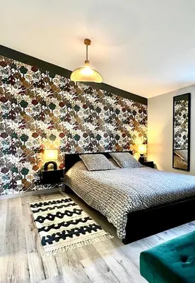 a bedroom with a bed and a floral wall at B&B 2 Chambres d'hôtes Gai Félibre avec Piscine et Jacuzzi in Le Thor