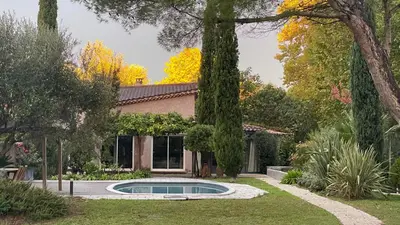 a house with a swimming pool in the yard at B&B 2 Chambres d'hôtes Gai Félibre avec Piscine et Jacuzzi in Le Thor