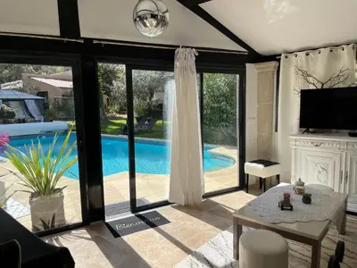 a living room with a view of a swimming pool at Maison cottage en Provence, Spa & piscine, pour 4 personnes- Gîtes Les Estelles in Cavaillon