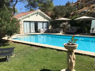 a villa with a swimming pool and a house at Maison cottage en Provence, Spa & piscine, pour 4 personnes- Gîtes Les Estelles in Cavaillon