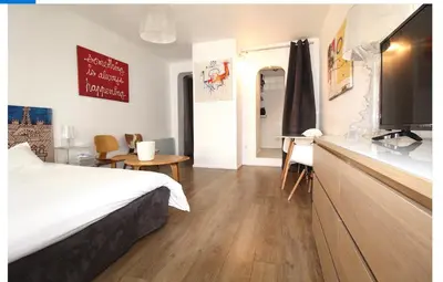 a hotel room with a bed and a flat screen tv at Studio centre historique 200 m de la mairie - Climatisé in Aix-en-Provence