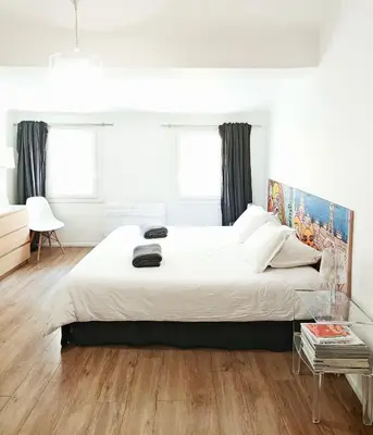 a bedroom with a large bed with white sheets at Studio centre historique 200 m de la mairie - Climatisé in Aix-en-Provence