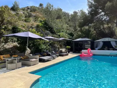 a swimming pool with a pink swan in the water at Villa en Provence, Spa & piscine, pour 9 personnes- Gîtes les Estelles in Cavaillon
