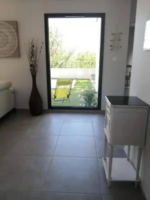 a room with a table and a window with a vase at Villa Abelha en Provence in Apt
