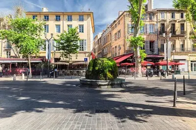 a city square with a large bush in the middle at Sublime Appartement 6 couchages avec Parking (Aix-en-Provence) in Aix-en-Provence