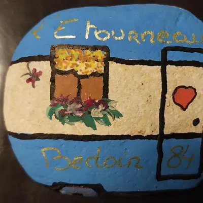 a cake with a picture of a house on it at L'ETOURNEAU in Bédoin