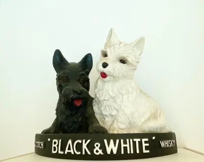a black and white statue of a dog and a cat at LUBERON SOLEIL ET OLIVIERS in Les Taillades