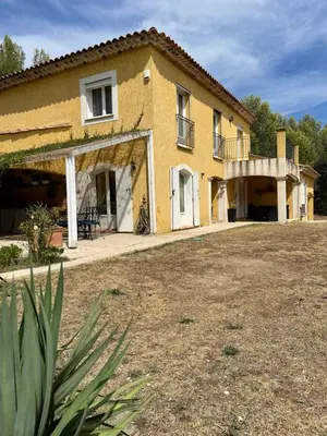 a house with a large yard in front of it at Villa provençale 8 personnes in Ventabren