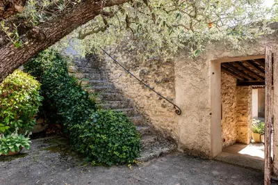 a stone stairway leading up to a building at Domaine de Valloncourt in Cheval-Blanc