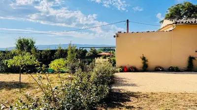 a side view of a building and a yard at La Belle Lumière in Saint-Saturnin-les-Apt