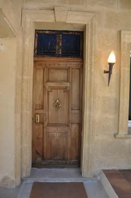 a large wooden door in a building at Maison de caractère au coeur de la Provence in Mallemort