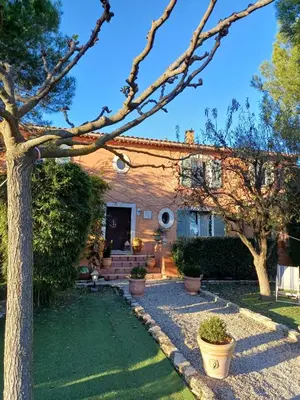 a house with a tree in the yard at Chambre d hôte gite Au fond du jardin in Saint-Saturnin-lès-Avignon