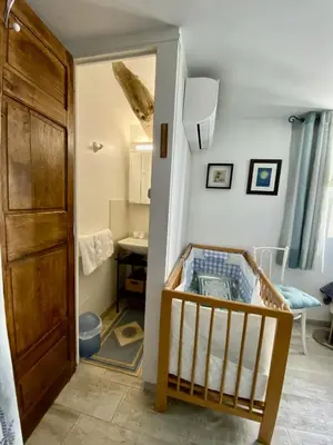 a small bathroom with a crib and a sink at Mas de Veroncle, piscine et quiétude à Gordes in Gordes