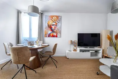 a living room with a table and a television at CŒUR DU VENTOUX Carpentras Bel appart 6 places in Carpentras