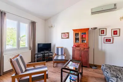 a living room with a couch and a tv at Charmant T2 2/4 Personnes in Pernes-les-Fontaines