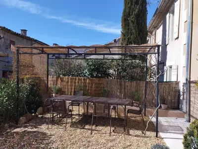 a picnic table in the backyard of a house at Le mas de Roussillon in Roussillon