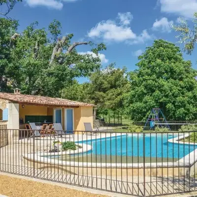 Amazing Home In Sainte Croix-À-Lauze