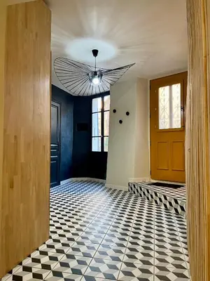 a hallway with a checkered floor and a ceiling at La Maison Jaune, une expérience inoubliable in Villes-sur-Auzon