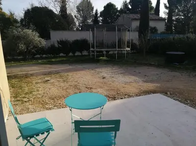 a table and two chairs and a basketball hoop at Joli studio calme et moderne in Pertuis