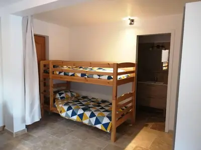 a bedroom with two bunk beds in a room at Joli studio calme et moderne in Pertuis