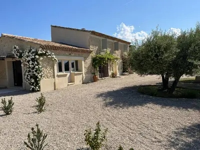 a house with a gravel driveway in front of it at La Bergerie des Pottiers. Mas rénové climatisation Piscine in Crillon-le-Brave