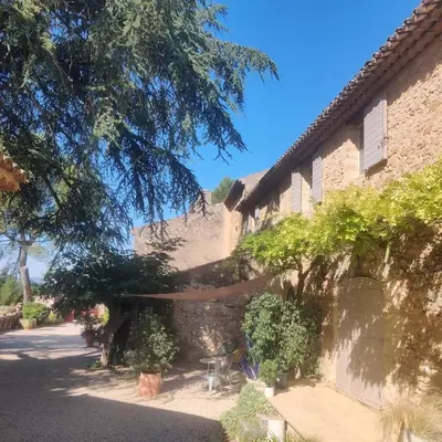 a building with plants on the side of it at Charme et authenticité dans une ferme. in Lourmarin