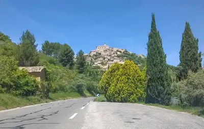 an empty road with a building on top of a hill at Beautiful Home In L'isle-Sur-La-Sorgue in LʼIsle-sur-la-Sorgue