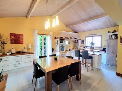 a living room with a couch and a kitchen at BELLE VILLA Piscine 120 m2, 8 pers, 3 belles chambres Près d'Aix-en-Provence in Ventabren
