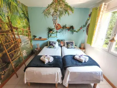 two beds in a room with a poster of a bedroom at BELLE VILLA Piscine 120 m2, 8 pers, 3 belles chambres Près d'Aix-en-Provence in Ventabren
