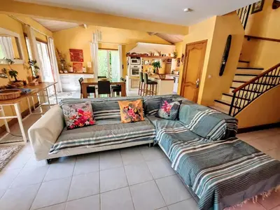 a large kitchen with a wooden table and chairs at BELLE VILLA Piscine 120 m2, 8 pers, 3 belles chambres Près d'Aix-en-Provence in Ventabren
