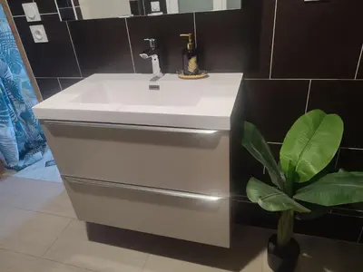 a white sink in a bathroom with a plant at Studio Zen Miramas in Miramas