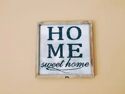 a sign on a wall that says hog me sweet home at Maisonnette en campagne au calme in Carpentras
