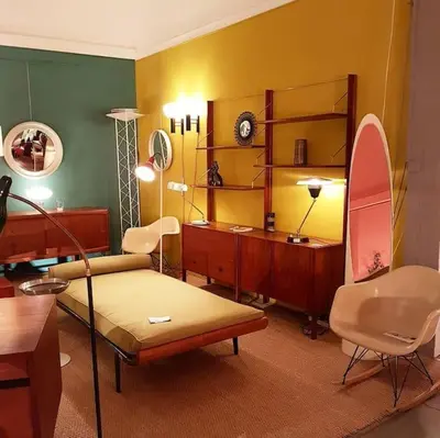 a living room with a chair and a table at Une pause en Provence au Village des antiquaires de la Gare in LʼIsle-sur-la-Sorgue